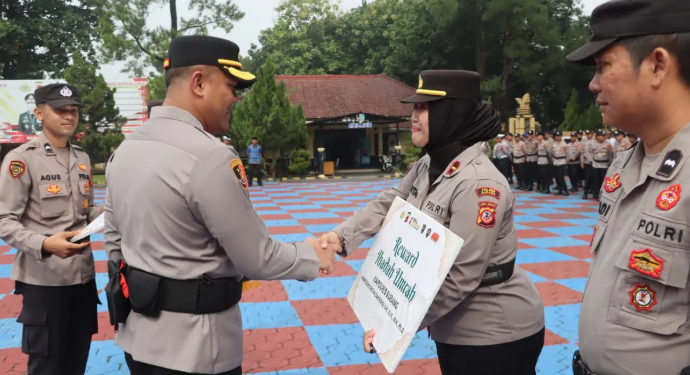 Polres Subang Berangkatkan Tiga Anggota Umroh, Apresiasi Kecakapan dan Dedikasi