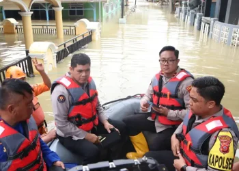 Polda Jabar Siaga di Karangligar, Amankan Wilayah Terdampak Banjir dan Pastikan Logistik Tersalurkan
