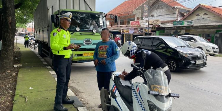 Operasi Lilin Lodaya 2026: Polres Karawang Bersihkan Jalur Utama dari Parkir Liar Kendaraan Besar.