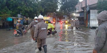 Respons Cepat Satbrimob Polda Jabar Atasi Banjir Cirebon: Urai Kemacetan hingga Sisir Pemukiman