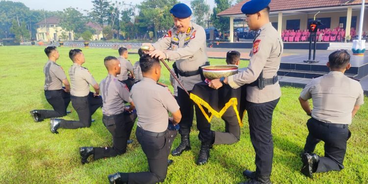 Pimpin Tradisi Kenaikan Pangkat 108 Personel, Dansat Brimob Polda Jabar Tekankan Peningkatan Tanggung Jawab