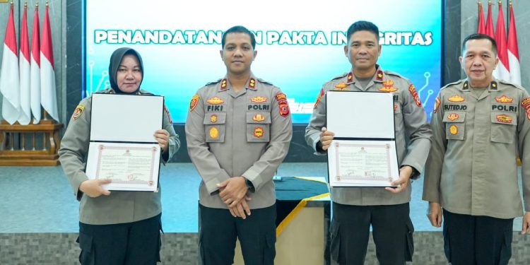 Tingkatkan Akuntabilitas, Kapolres Karawang Pimpin Penandatanganan Pakta Integritas dan Evaluasi Kinerja 2026