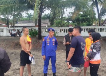 Polairud Polres Sukabumi Kerahkan Personel Cari Dua Wisatawan Bogor yang Terseret Arus di Pantai Sunset