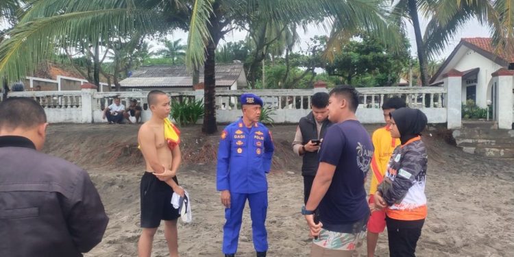 Polairud Polres Sukabumi Kerahkan Personel Cari Dua Wisatawan Bogor yang Terseret Arus di Pantai Sunset