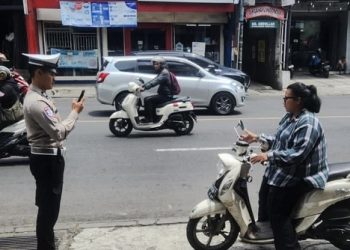 Perluas Jangkauan Pengawasan, Polres Cimahi Mulai Uji Coba ETLE Mobile Handheld di Cimahi dan KBB