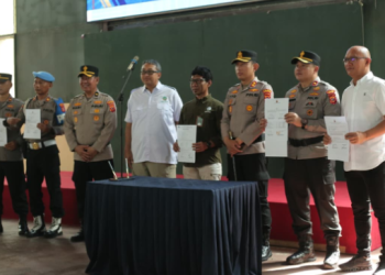 Polres Sumedang Dukung Ketahanan Pangan dengan Serahkan Ribuan Bibit Pohon Buah