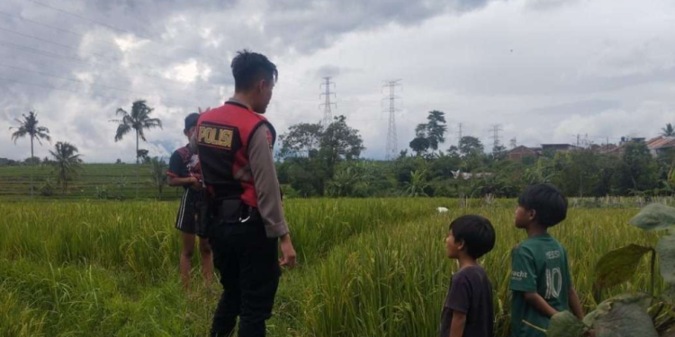 Polisi dan PLN Garut Patroli Dialogis, Imbau Masyarakat Tidak Bermain Layang-layang Dekat Jaringan Listrik