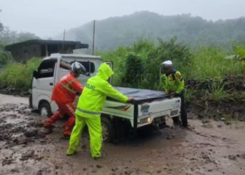 Longsor Lumpuhkan Jalan Bagbagan-Kiaradua, Polres Sukabumi Sigap Evakuasi