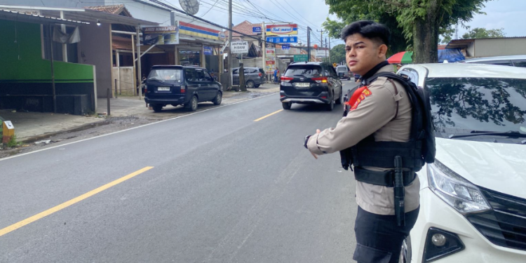 Sat Samapta Polresta Bandung Amankan Jalur One Way Sadu-Ciwidey, Arus Lalu Lintas Lancar Terkendali