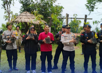 Polri-TNI dan Masyarakat Ciamis Hijaukan Kembali Gunung Syawal dengan Aksi Penanaman Pohon