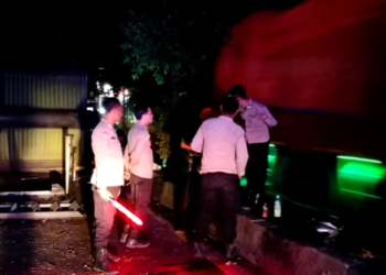 Kapolsek Gebang dan Anggota Berikan Bantuan kepada Pengguna Jalan di Jalur Pantura Cirebon–Losari