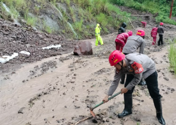 Brimob Polda Jabar dan Polres Sukabumi Bersinergi Atasi Dampak Cuaca Ekstrem, Bersihkan Pohon Tumbang di Desa Loji