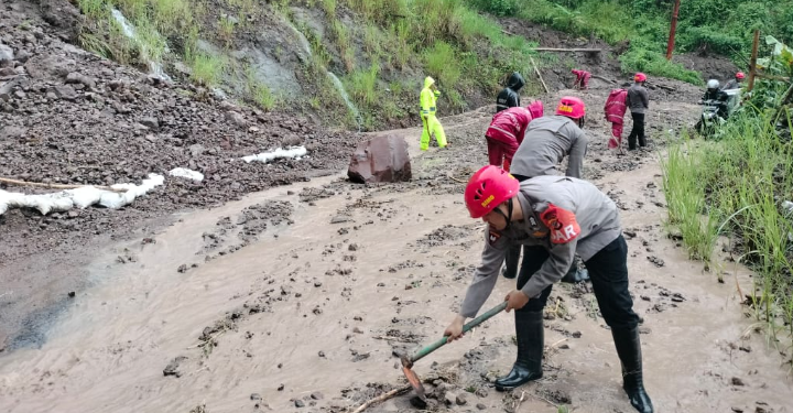 Brimob Polda Jabar dan Polres Sukabumi Bersinergi Atasi Dampak Cuaca Ekstrem, Bersihkan Pohon Tumbang di Desa Loji