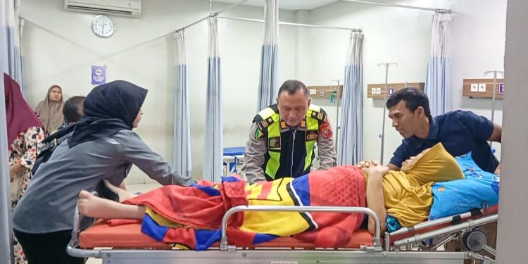 Gercep! Polresta Cirebon Selamatkan Warga di Malam Tahun Baru, Aksi Heroik Banjir Pujian