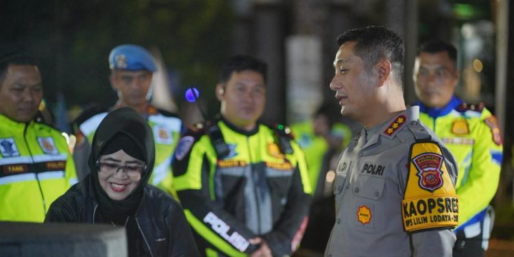 Kapolresta Bandung Sapa Warga di Lapangan Upakarti, Pastikan Keamanan dan Kenyamanan Malam Tahun Baru