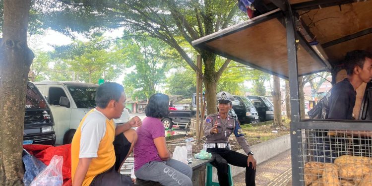 Polantas Polres Banjar Edukasi Keselamatan Berlalu Lintas di Pasar Langensari Lewat Program “Polantas Menyapa”