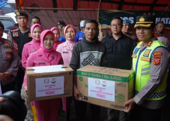 Ringankan Beban Warga, Polda Jabar dan Bhayangkari Peduli Salurkan Bansos di Titik Banjir Karangligar