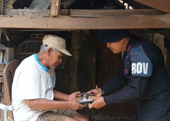 Brimob Polda Jabar Tebar Kebaikan: Ratusan Paket Makanan Siap Santap Warnai ‘Jumat Berkah’ di Jatinangor dan Rancaekek