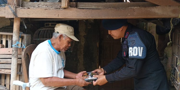 Brimob Polda Jabar Tebar Kebaikan: Ratusan Paket Makanan Siap Santap Warnai ‘Jumat Berkah’ di Jatinangor dan Rancaekek