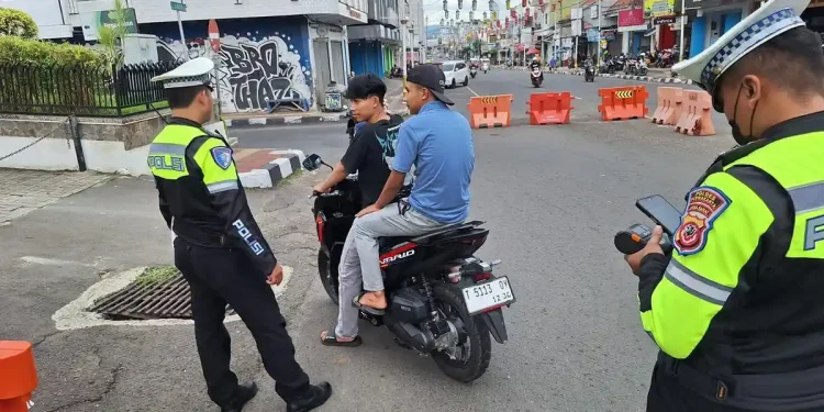 Modernisasi Penegakan Hukum, Satlantas Polres Purwakarta Operasikan ETLE Mobile Handheld
